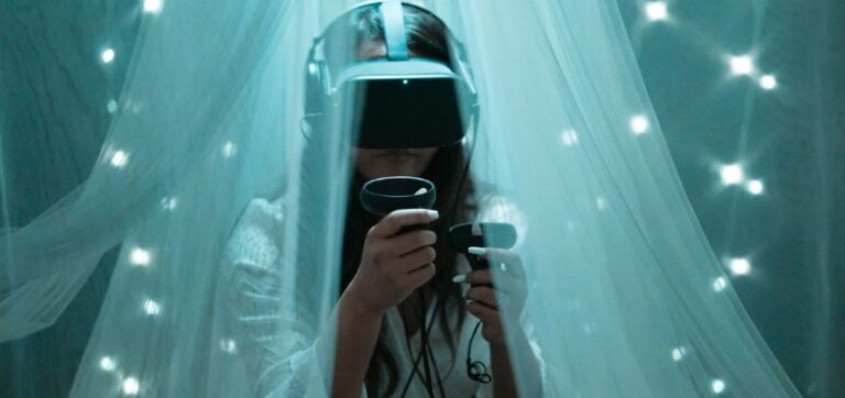 Augmented Reality vs Virtual Reality: 4 Point Comparison