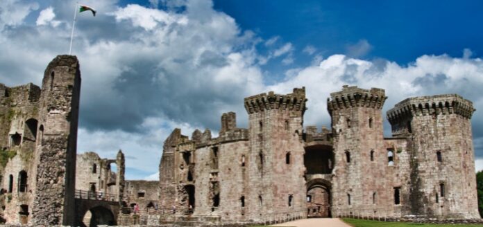 From Ruins to Reality: How AR Revives Historical Sites and Boosts Tourism