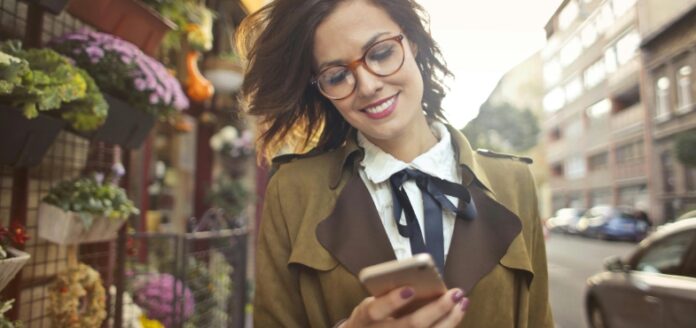 Augmented Reality in Shopping When Your Phone Becomes the Fitting Room 