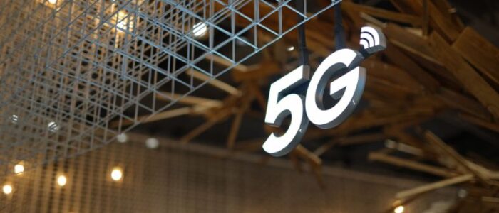 How Private 5G Networks Support Mobile Robotics on Factory Floors